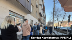 Бишкек. Добуш берүү үчүн кезекте турган орус жарандары. 17-март, 2024-жыл