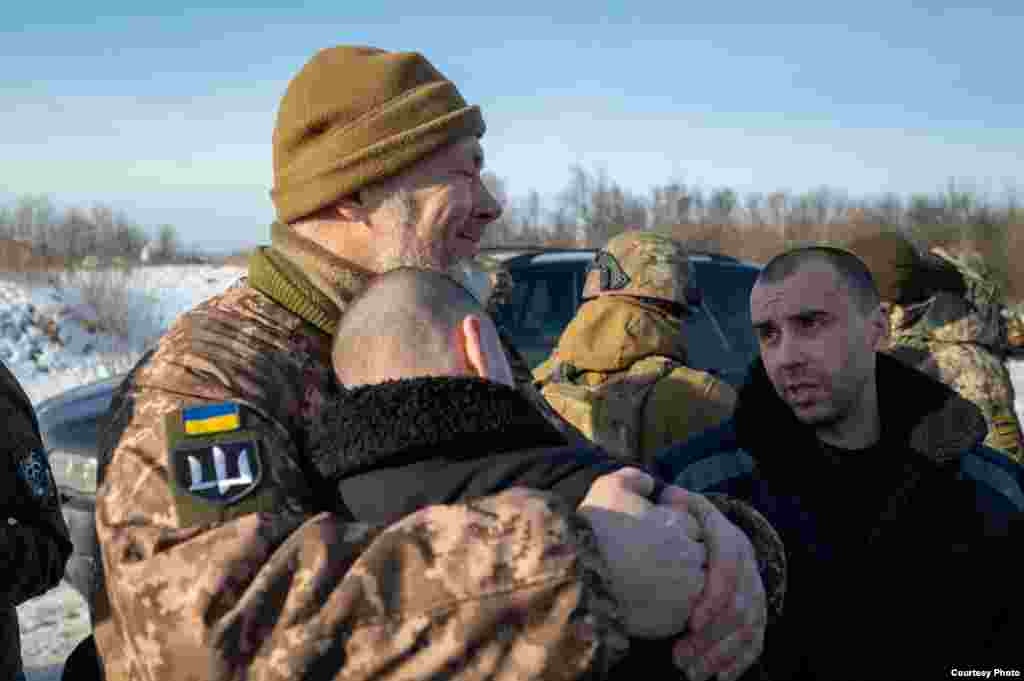 Обійняти побратима, якого звільнили з полону... &laquo;Це другий великий обмін після тривалої перерви. І ми продовжуємо роботу та виконання задачі президента &ndash; повернути всіх&raquo;, &ndash; повідомив голова Офісу президента Андрій Єрмак