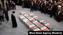 علی خامنه‌ای بر سر جنازه فرماندهان سپاه حاضر شد