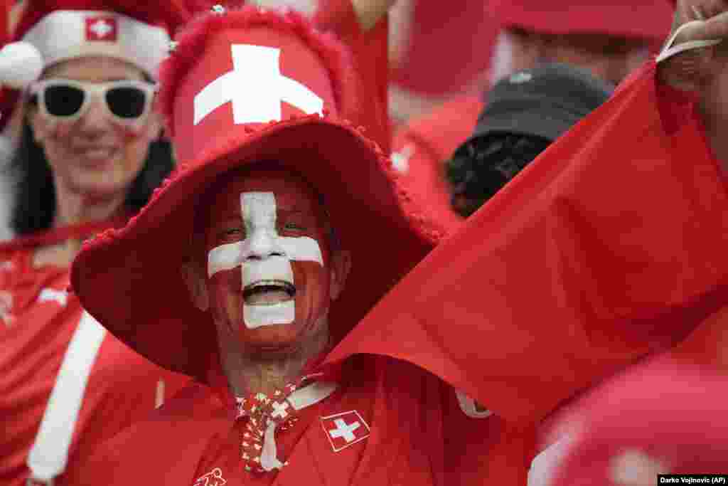 Швейцарские болельщики ждут начала матча группы А против Германии во Франкфурте, 23 июня. Хозяева сравняли счёт в добавленное время, игра завершилась с ничейным счётом 1:1