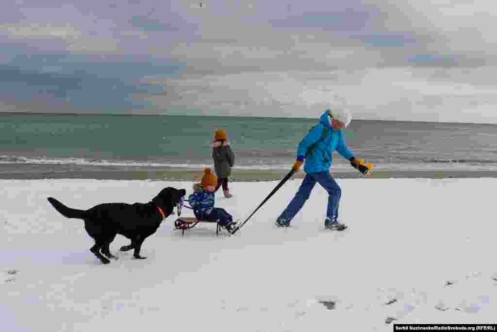 Одесити з маленькими дітьми вийшли кататись на санчатах на пляж &laquo;Ланжерон