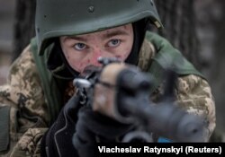 Український доброволець на тренуваннях зі стрільби під Києвом перед вступом до армії. Січень 2024 року