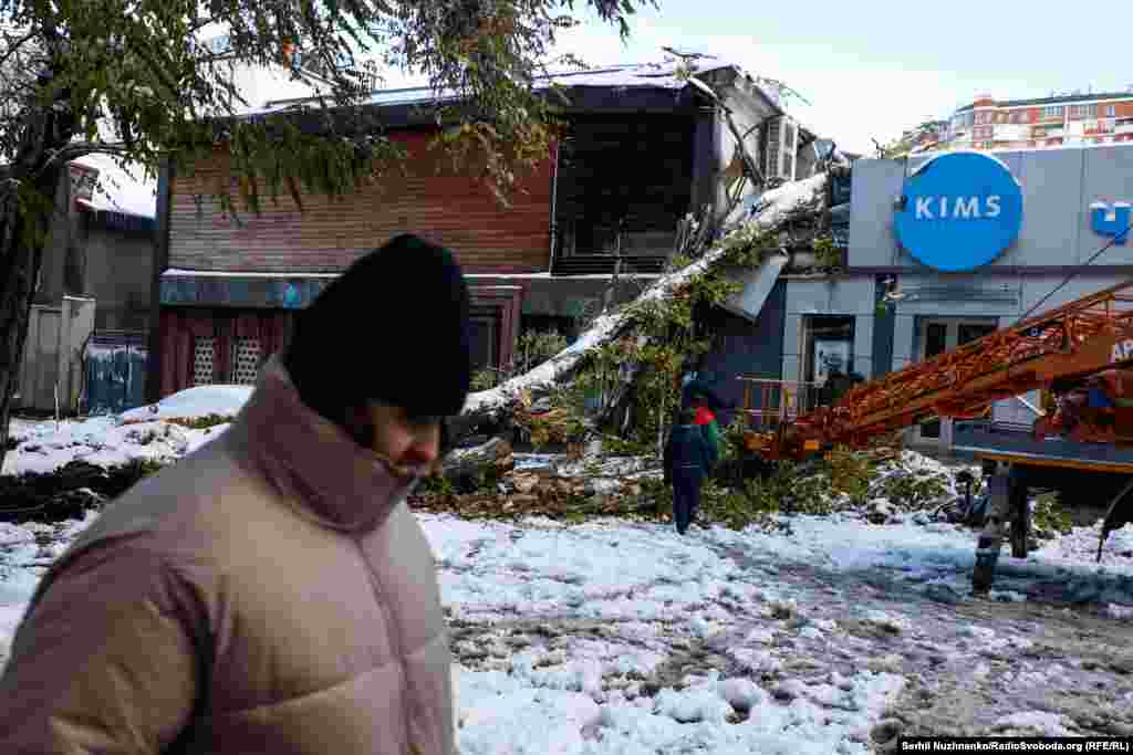 Внаслідок негоди у місті впала 100-метрова труба однієї з котелень, в результаті понад 120 тисяч людей залишились без опалення