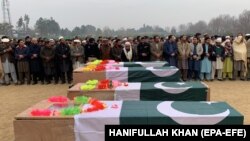 Пакистанда жоочулардын кол салуусунан мүрт кеткен полиция кызматкерлери менен коштошуу зыйнаты. 8-январь, 2024-жыл. Архивдеги сүрөт.