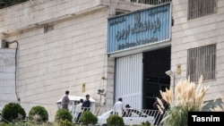 Тегерандагы Эвин түрмөсүнүн дарбазасы