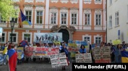 Мітинг під посольствами різних країн