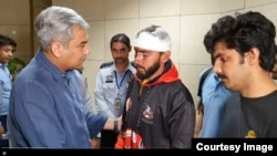 Министр внутренних дел Пакистана встречает прибывших из Бишкека граждан. 