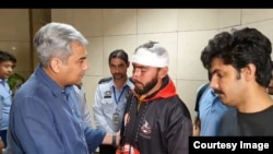 Вернувшиеся в Пакистан студенты.