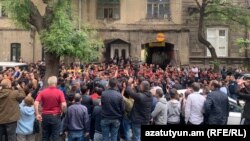 Ցուցարարները Ժուռնալիստների միության շենքի մոտ, 14-ը մայիսի, 2024թ․