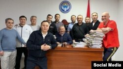 Кемпир-Абад иши боюнча айыпталып тергөө абагында жаткандар. Сүрөттөгүлөрдүн ичинен Бектур Асанов гана үй камагына чыккан.
