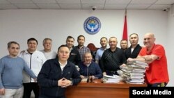 Кемпир-Абад ишине байданыштуу айып тагылгандар. Арасында үч адам - Кеңешбек Дүйшөбаев, Бектур Асанов жана Таалай Мадеминов үй камагында. 