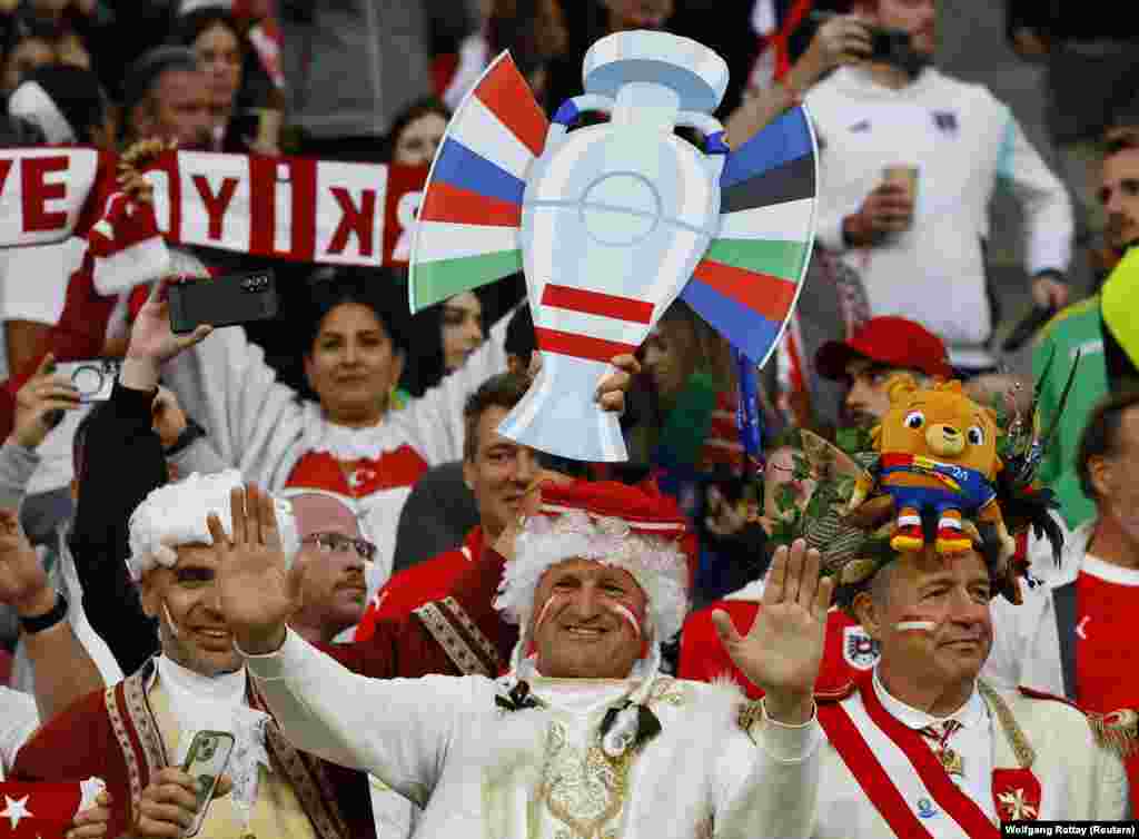 Австрийские болельщики во время 1/8 финала, когда их сборная встречается с Турцией на стадионе в Лейпциге, 2 июля. Турция вышла в четвертьфинал, победив Австрию со счётом 2:1. В последний момент вратарь турецкой сборной Мерт Гюнок отбил мяч головой примерно с&nbsp;линии вратарской и&nbsp;перевёл его на&nbsp;угловой