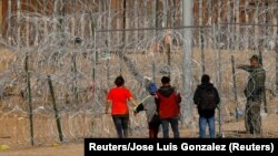 Мексика аркылуу АКШга өтүүгө аракет кылган мигранттар. 