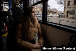 После репетиций Муромцева едет домой на автобусе