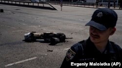 Поліцейський біля уламка ракети після російського ракетного обстрілу в Києві, 29 травня 2023 року