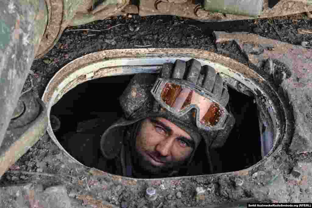 Ігор, 31 рік, водій-механік танка 10-ї окремої гірсько-штурмової бригади &laquo;Едельвейс&raquo; на бойових позиціях. Донеччина, березень 2023 року. Саме 6 грудня 1919 року розпочався Перший зимовий похід&nbsp;&ndash; партизанський рейд з&#39;єднань Армії Української Народної Республіки (УНР) тилами денікінських та більшовицьких військ. Ця&nbsp;операція тривала рівно п&rsquo;ять місяців (до&nbsp;6 травня 1920 року). А розпочалася вона, коли українські війська опинилися в&nbsp;оточенні трьох ворожих армій&nbsp;&ndash; Червоної, Добровольчої та&nbsp;польської