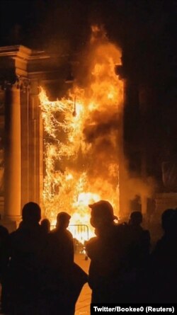 Реформага каршы болгондор Бордо шаарындагы муниципалдык мекемеге өрт коюшуп, тишелүү кызматтар аны убагында өчүргөнгө жетишти.