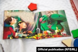 Разворот книги «Аладдин жана сыйкырдуу чырак» («Аладдин и волшебная лампа») из серии зарубежных сказок на кыргызском языке издательства «Турар».