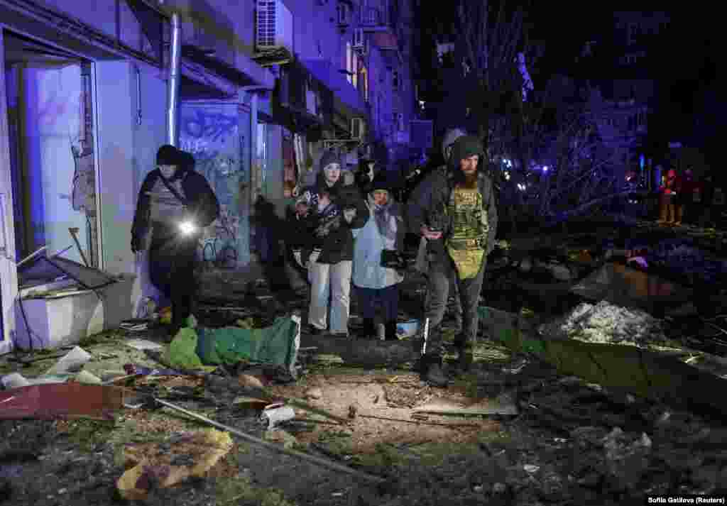 Співробітники Державної служби з надзвичайних ситуацій (ДСНС) допомагають людям вибратися із ураженого російськими ударами місця. Люди втратили свої домівки.&nbsp;