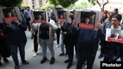 Armenia - Protesters demand the release of Gayane Hakobian outside the prime minister's office in Yerevan, May 22, 2023.