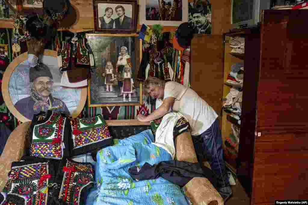 Зеленчук ищет свой гуцульский традиционный костюм, чтобы затем присоединиться к местным жителям, которые начали отмечать Рождество. На протяжении столетий здесь сохраняют традицию рождественских колядок &nbsp;