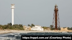 Маяки на острові Джарилгач. Той, що на фото праворуч, сконструйований Єйфелем.
На острові розташований «Національний природний парк Джарилгацький». Російська армія окупувала Джарилгач.