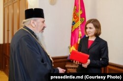 Президентка Молдови Мая Санду нагороджує керівника Бесарабської митрополії митрополита Петру (Петра). Листопад 2022 року, Кишинів