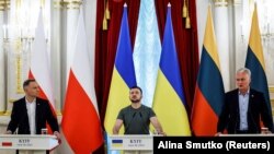 Президент України Володимир Зеленський (посередині), президент Польщі Анджей Дуда (ліворуч) і президент Литви Гітанас Науседа під час спільної пресконференції. Київ, 28 червня 2023 року 