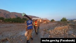 Ак-Татырда иштеп жаткан адистер. 11-июль, 2024-жыл.