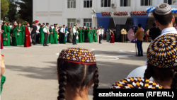 Aşgabat mekdepleriniň birinde geçirilýän "Soňky jaň" dabarasy