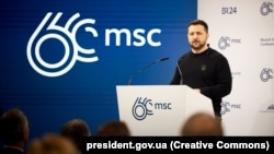 Президент України Володимир Зеленський виступає з промовою на Мюнхенській конференції з безпеки (фото від 17 лютого 2024 року)