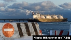 Танкер-газовоз LNG Dream біля причалу заводу з виробництва зрідженого природного газу (ЗПГ) у виробничому комплексі «Пригородное». Сахалін, Росія
