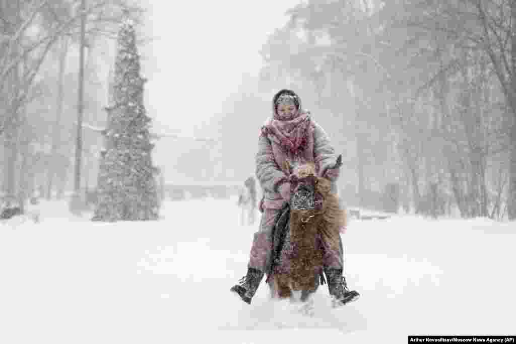 Москвага калыңдыгы 10 см болгон рекорддук көрсөткүчтөгү кар түштү. Аэропорттордун иши үзгүлтүккө учурап, жолдор жабылды. 3-декабрь, 2023-жыл.