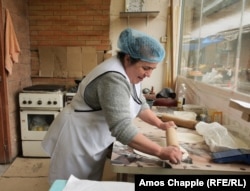 Жительница Абовяна, бежавшая из Степанакерта в сентябре 2023 года, раскатывает тесто для женгялов хац. На центральном рынке Абовяна и вокруг него это традиционное блюдо продают как минимум в трёх точках, которыми управляют карабахские армянские беженцы
