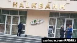2025-nji ýylyň başyndan bäri bankomatlarda pul gytçylygy Türkmenistanyň dürli welaýatlarynda döredi. 