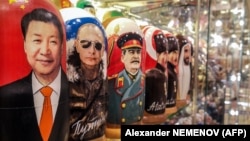 Набір матрьошок із зображенням Сі Цзіньпіна, Володимира Путіна, Йосипа Сталіна та інших персонажів у туристичній крамниці на Старому Арбаті. Москва, літо 2025 року