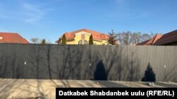 Райымбек Матраимовдордун Оштогу үйүнүн сыртынан көрүнүшү.