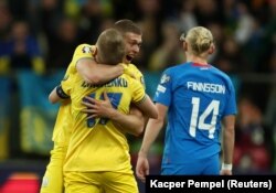 Артем Довбик та Олександр Зінченко святкують перемогу над Ісландією і вихід на Євро-2024