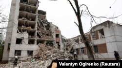 Триває пошуково-рятувальна операція на місці удару