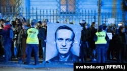 Акція протесту біля російського посольства у Варшаві після появи повідомлень про смерть Олексія Навального, 16 лютого 2024 року