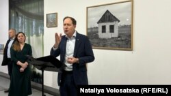 Виставка «Україна. Історія опору». Посол США в Польщі Марек Бжезінський. Варшава, 25 січня