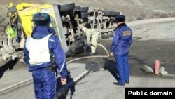 Кырсыкка кабылган май ташуучу унаа жана ЖКККБ кызматкерлери. Бишкек-Ош жолу. 21-ноябрь, 2023-жыл.