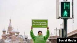 A lone Greenpeace protester in Moscow urges Russia to "go green."