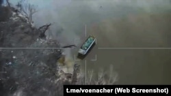 Плаваючий транспортер ПТС-2 ЗСУ неподалік села Кринки, Херсонська область, листопад 2023 року