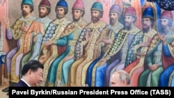 Президент РФ Путін та голова КНР Сі Цзіньпін під час офіційного обіду у Грановитій палаті Кремля. Москва, 21 березня 2023 року