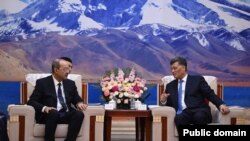 В ходе своего двухдневного визита в Китай премьер-министр Абдулла Арипов встретился с секретарем парткома КПК Синьцзян-Уйгурского автономного района КНР Ма Синжуем.  О крупных сделках с момента визита не сообщалось. Кашгар, Китай, 1 марта 2024 года.