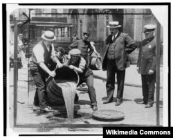 Нью-йоркські поліцейські стежать за тим, як виявлений нелегальний алкоголь зливають у каналізацію