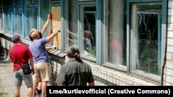 В одному із закладів освіти, за словами Куртєва, вибиті вікна вже закрили