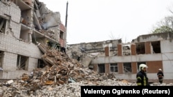 «Ці невинні люди не були б вбиті чи поранені, якби Україна мала достатньо ППО»: наслідки удару по Чернігову (фотосвідчення)