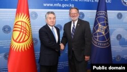 Жээнбек Кулубаев жана Гэри Питерс.